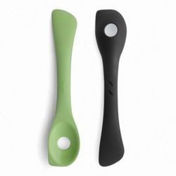 Lekue - szpatułka z łyżką z dziurką DuoTools zielona