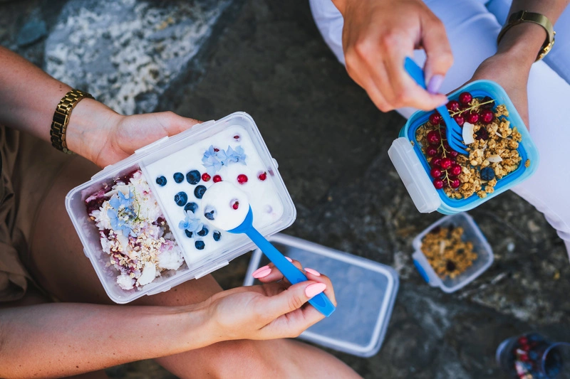 Vialli Design - Pojemnik na żywność dzielony 980ml Foodie Push&Push biały 2