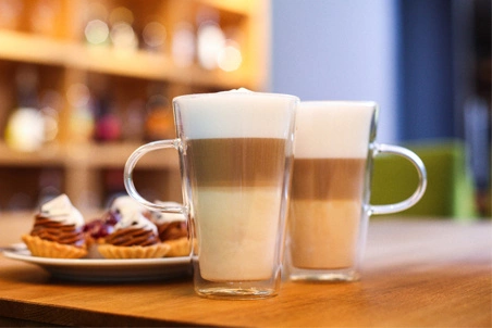 Vialli Design - Szklanka do latte z podwójną ścianką Amo 320 ml