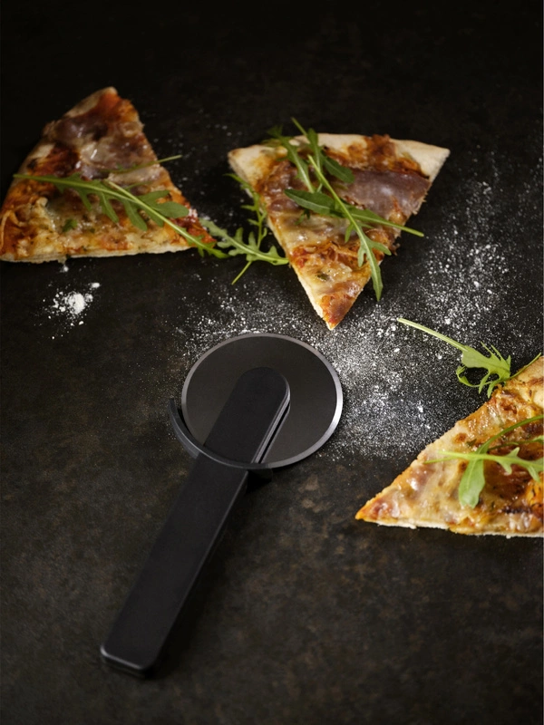 Zone Denmark - Obrotowy nóż do pizzy Singles Black