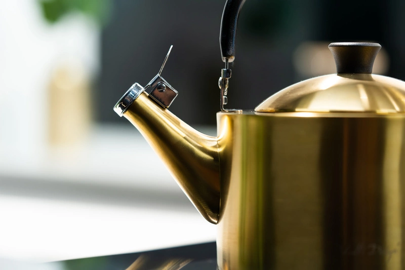 Vialli Design - Czajnik 1,5l z gwizdkiem Diamante złoty matowy