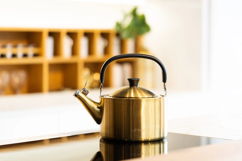 Vialli Design - Czajnik 1,5l z gwizdkiem Diamante złoty matowy