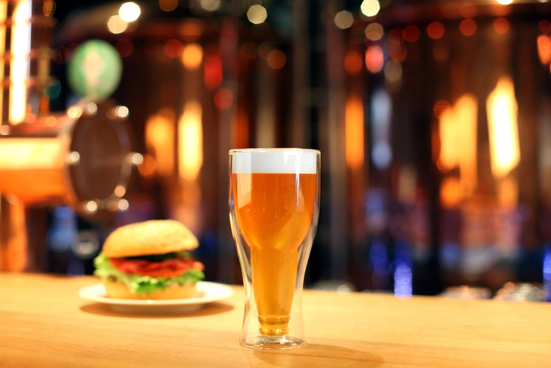 Vialli Design - Szklanka do piwa z podwójną ścianką Amo 350 ml