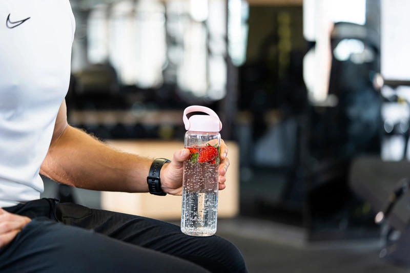 Vialli Design - Szklana butelka na wodę Fuori 540 ml różowa