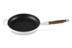 Le Creuset - patelnia żeliwna z drewnianym uchwytem 26 cm biała