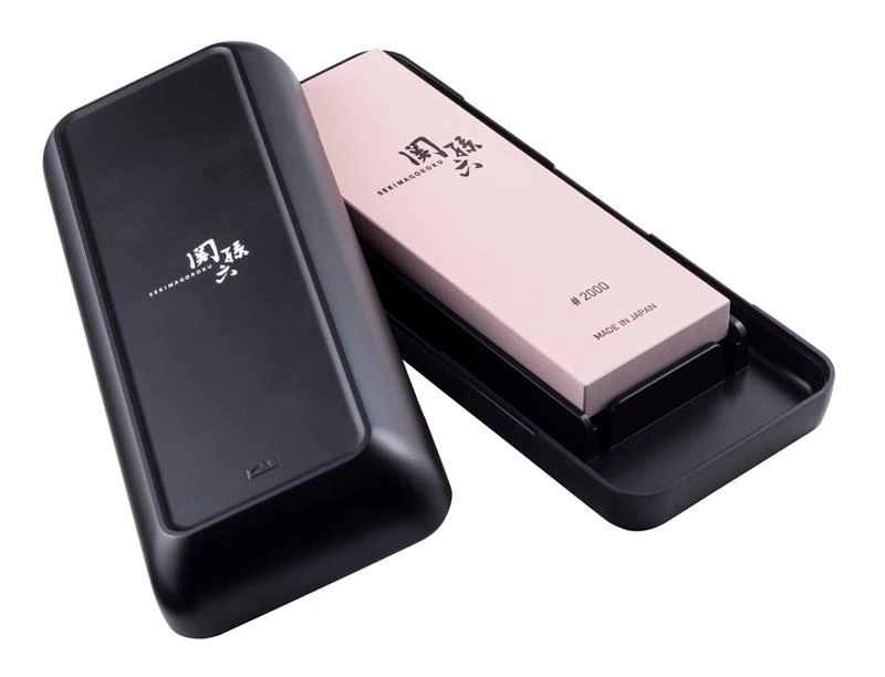 KAI - Kamień do ostrzenia 2000 w etui Seki Magoroku