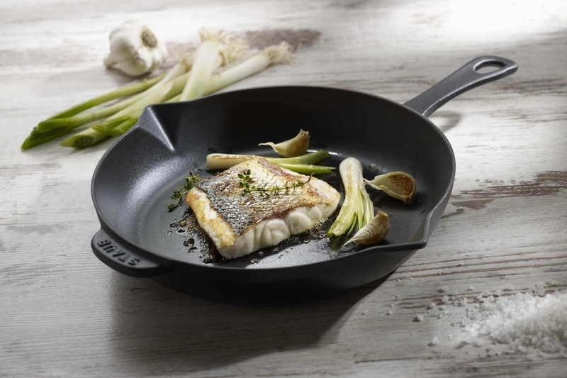 Staub - żeliwna patelnia do smażenia czarna 26 cm