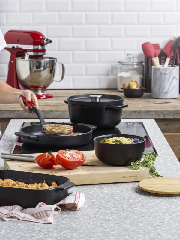 KitchenAid - Żeliwny owalny garnek z pokrywką 22 cm 3,3l