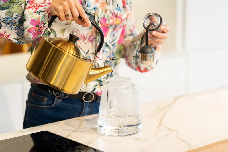 Vialli Design - Czajnik 1,5l z gwizdkiem Diamante złoty matowy