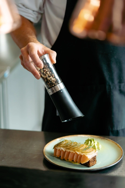 Vialli Design - Grawitacyjny młynek do soli i pieprzu elektryczny czarny LIVIO