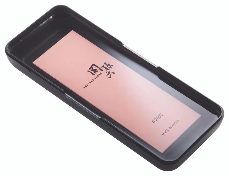 KAI - Kamień do ostrzenia 2000 w etui Seki Magoroku