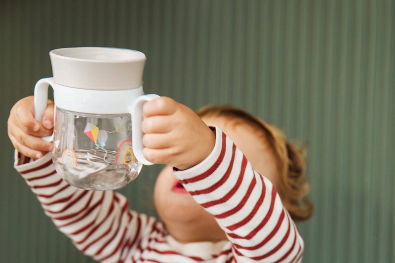 Mepal - Kubek dziecięcy treningowy do nauki picia Mio 200 ml Sunshine & Rainbow