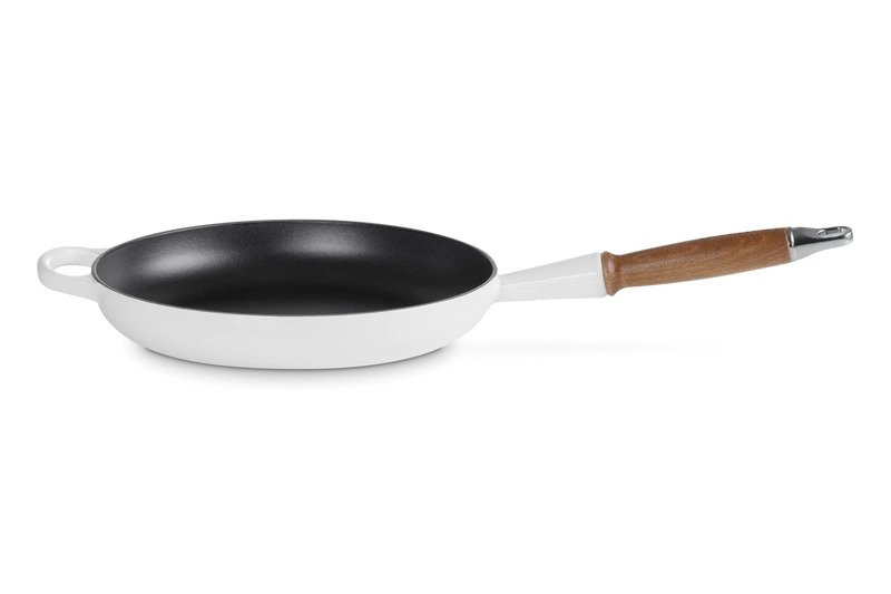 Le Creuset - patelnia żeliwna z drewnianym uchwytem 26 cm biała