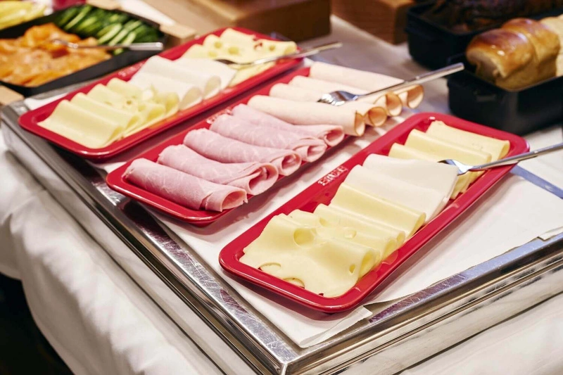 Staub - taca do serwowania, czerwony