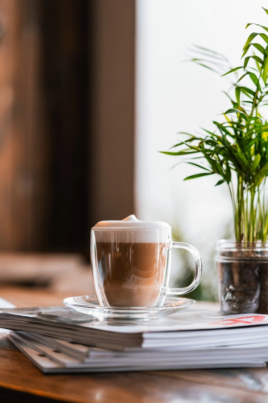 Vialli Design - Komplet 2 filiżanek ze spodkami z podwójną ścianką 250ml Amo