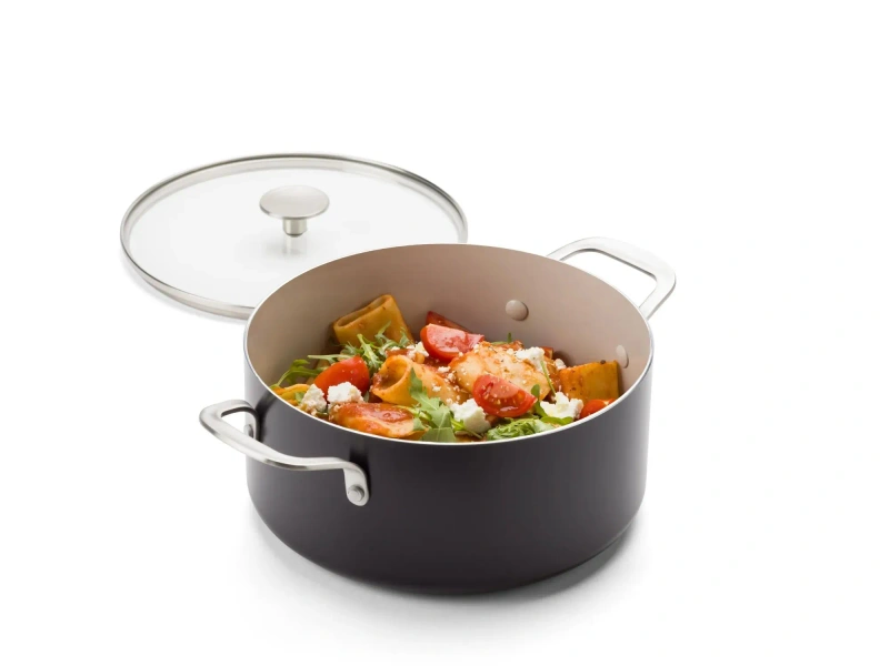 KitchenAid - Garnek 24 cm 4,91l z pokrywką czarny