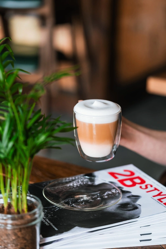 Vialli Design - Komplet 2 filiżanek ze spodkami z podwójną ścianką 250ml Amo