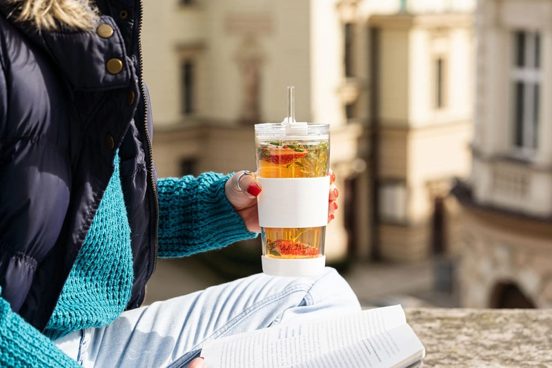 Vialli Design - Kubek termiczny szklany ze słomką 600 ml biały Fuori