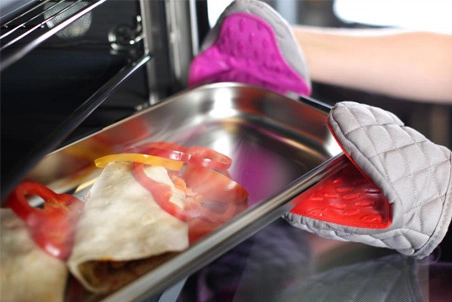 Vialli Design - Rękawica kuchenna Livio szaro-czerwona