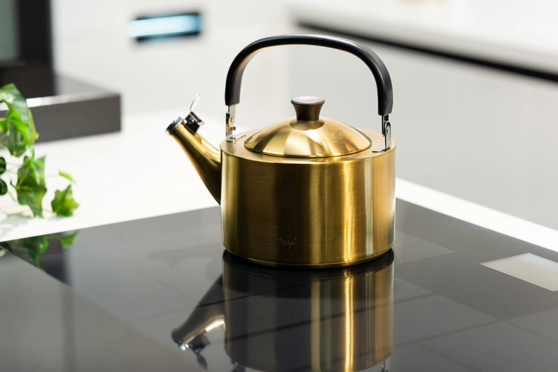 Vialli Design - Czajnik 1,5l z gwizdkiem Diamante złoty matowy