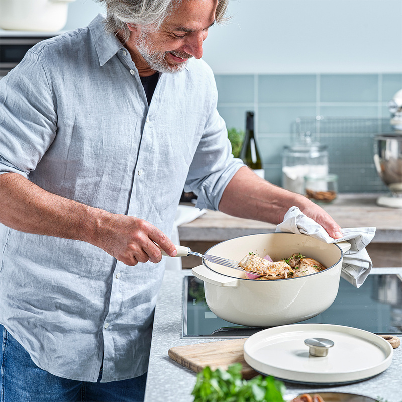 KitchenAid - garnek żeliwny owalny 5,6L Almond Cream