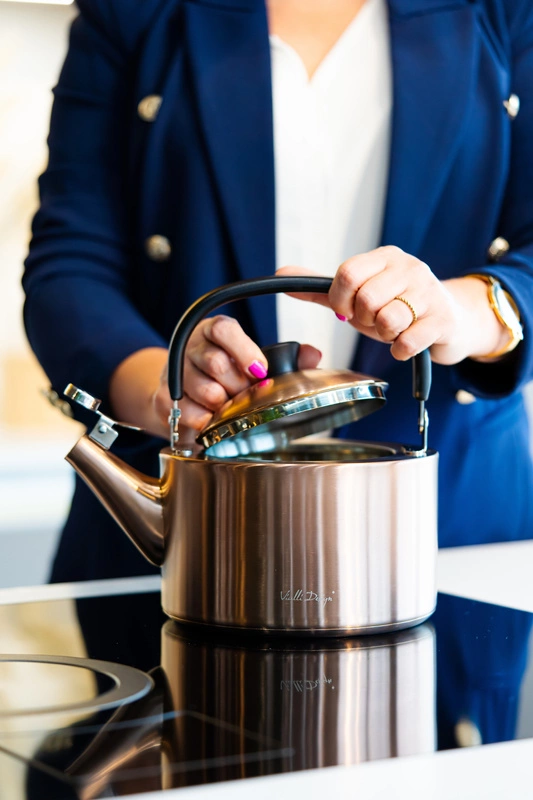 Vialli Design - Czajnik 1,5l z gwizdkiem Diamante złoty rose gold matowy
