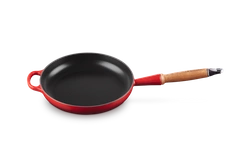 Le Creuset - patelnia żeliwna z drewnianym uchwytem 24 cm wiśniowa