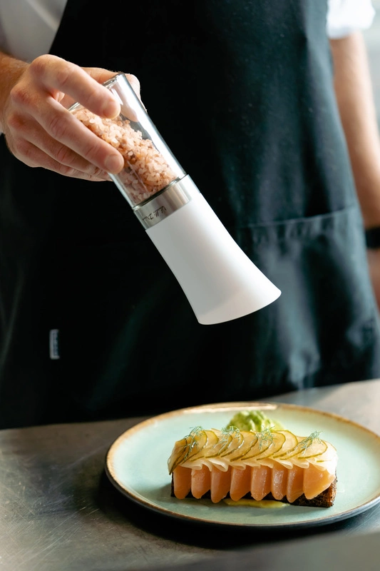 Vialli Design - Grawitacyjny młynek do soli i pieprzu elektryczny biały LIVIO