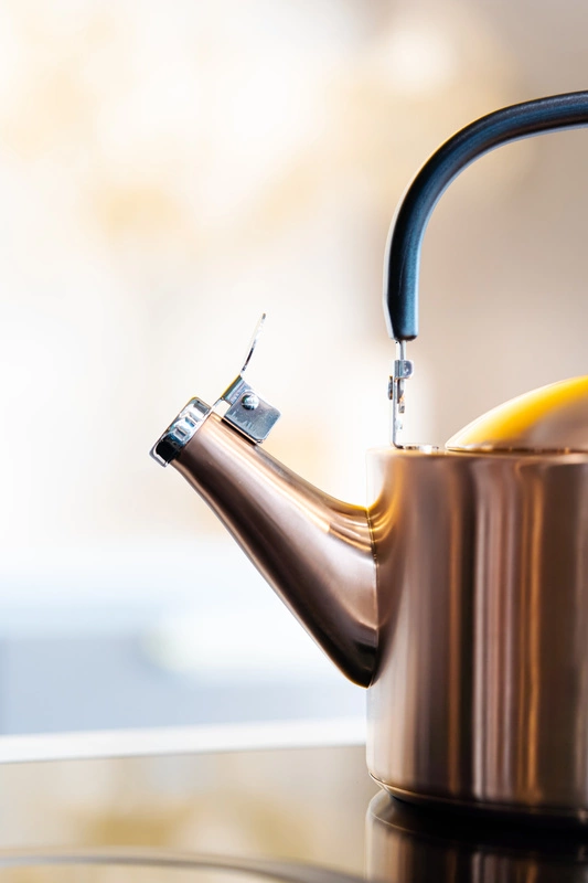 Vialli Design - Czajnik 1,5l z gwizdkiem Diamante złoty rose gold matowy