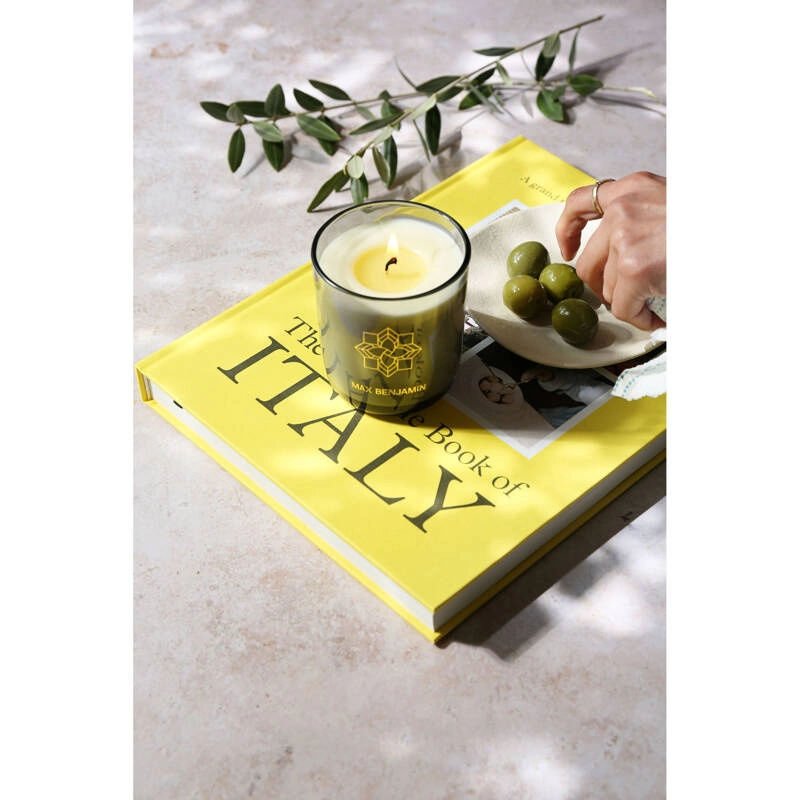 Max Benjamin - Świeca Irish Leather & Oud 210 g Classic