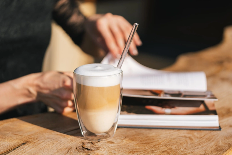 Vialli Design - Zestaw 6 szklanek termicznych wysokich z podwójną ścianką VITA 350 ml + słomki