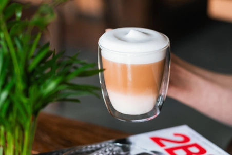 Vialli Design - Komplet 2 filiżanek ze spodkami z podwójną ścianką 250ml Amo