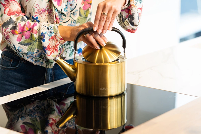 Vialli Design - Czajnik 1,5l z gwizdkiem Diamante złoty matowy