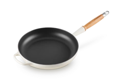 Le Creuset - patelnia żeliwna z drewnianym uchwytem 28 cm Meringue