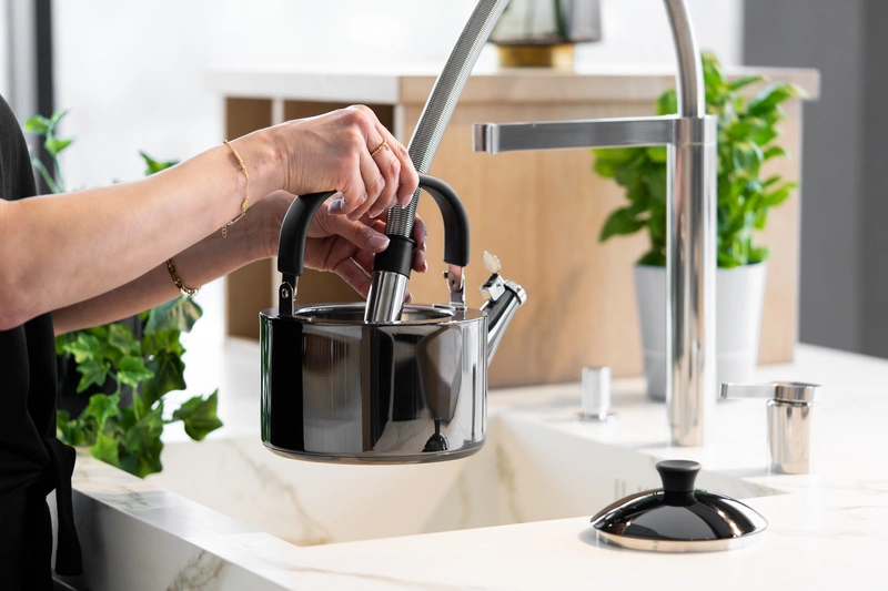 Vialli Design - Czajnik 1,5l z gwizdkiem Diamante grafitowy polerowany