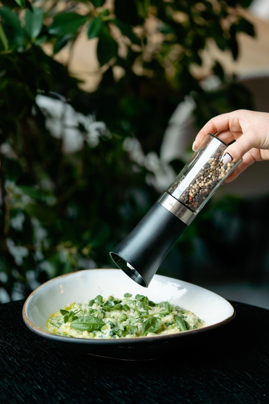 Vialli Design - Grawitacyjny młynek do soli i pieprzu elektryczny czarny LIVIO