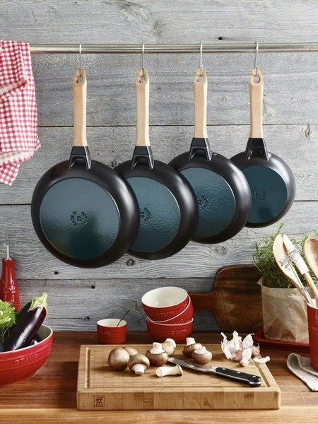 Staub - żeliwna patelnia do smażenia czarna 24 cm