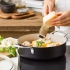 KitchenAid - Garnek niski 28 cm 4,28l z pokrywką czarny