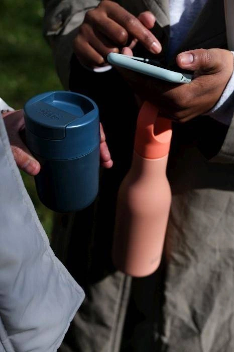 Joseph Joseph - Kubek podróżny 454 ml niebieski Sipp™