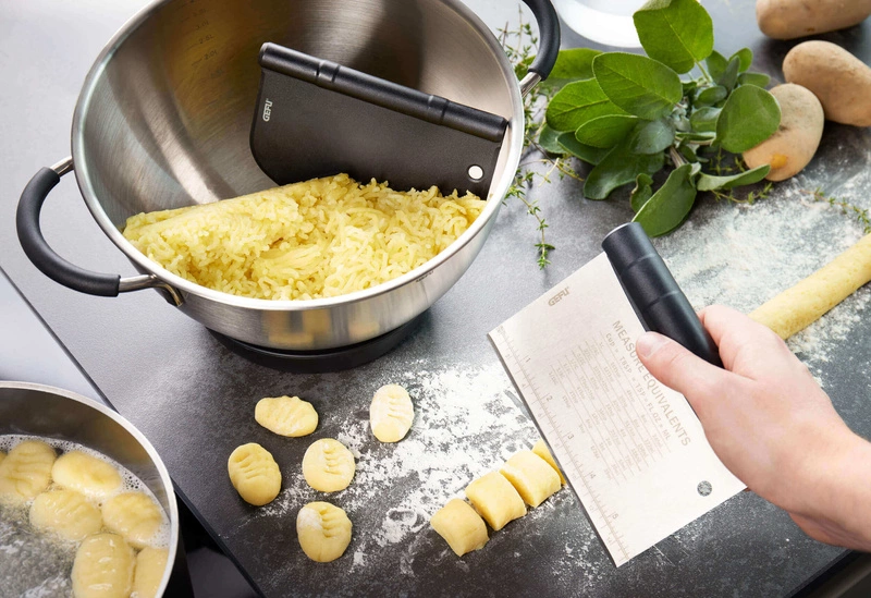 GEFU - zestaw 2 skrobaków do ciasta DUTTO