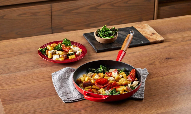 Le Creuset - patelnia żeliwna z drewnianym uchwytem 26 cm Wiśniowy