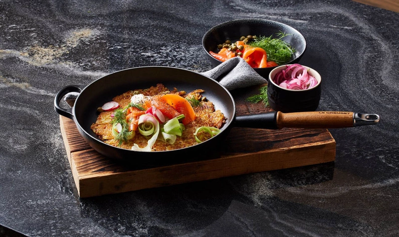 Le Creuset - patelnia żeliwna z drewnianym uchwytem 28 cm czarna