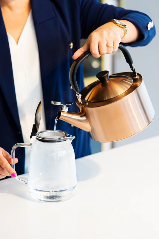 Vialli Design - Czajnik 1,5l z gwizdkiem Diamante złoty rose gold matowy
