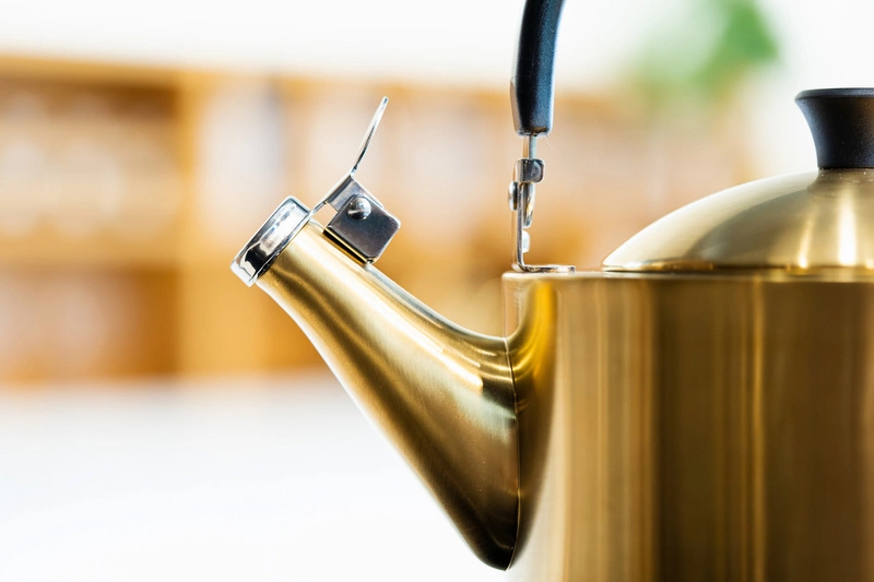 Vialli Design - Czajnik 1,5l z gwizdkiem Diamante złoty matowy