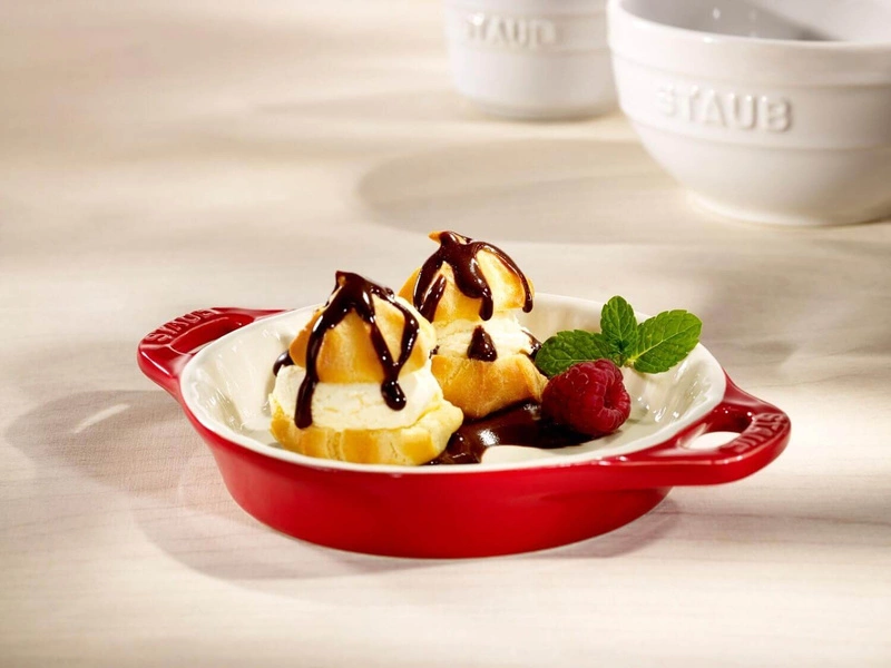 Staub - okrągły półmisek ceramiczny do ciast 2 l, czerwony