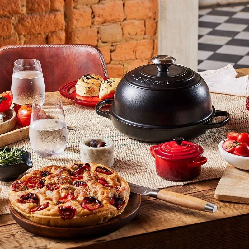 Le Creuset - garnek żeliwny do pieczenia chleba wiśniowy