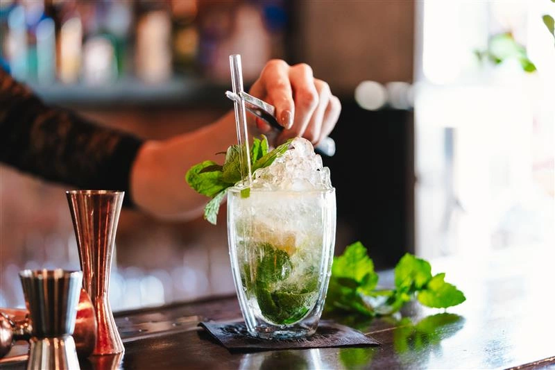 Vialli Design - Zestaw 6 szklanek termicznych wysokich z podwójną ścianką VITA 350 ml + słomki