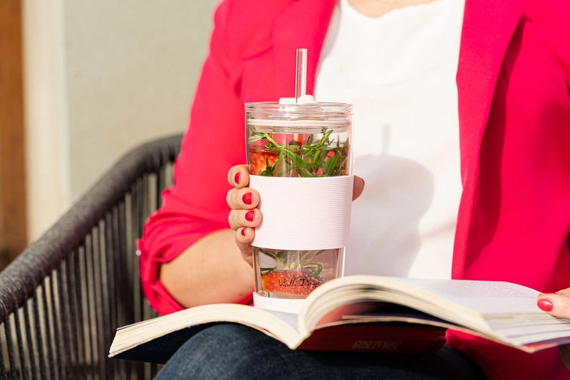 Vialli Design - Kubek termiczny szklany ze słomką 600 ml różowy Fuori