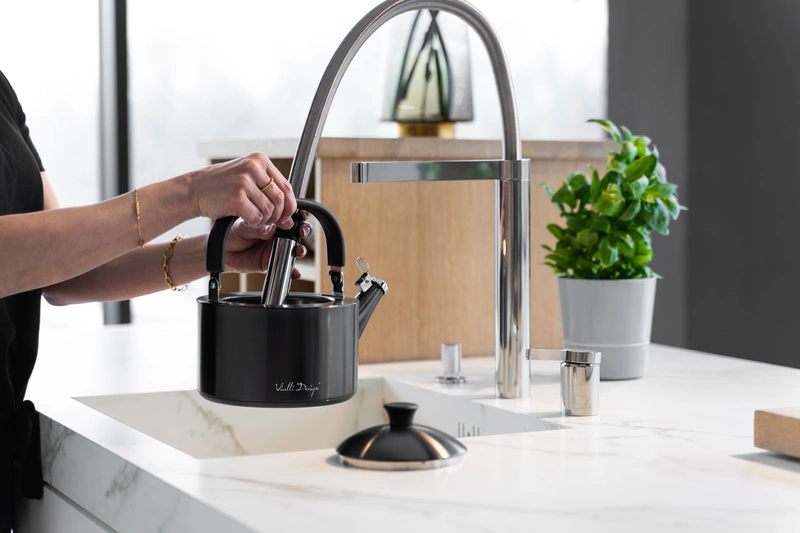 Vialli Design - Czajnik 1,5l z gwizdkiem Diamante grafitowy matowy