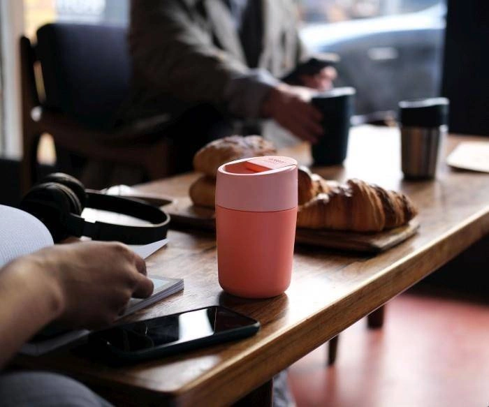 Joseph Joseph - Kubek podróżny 340 ml koralowy, Sipp™